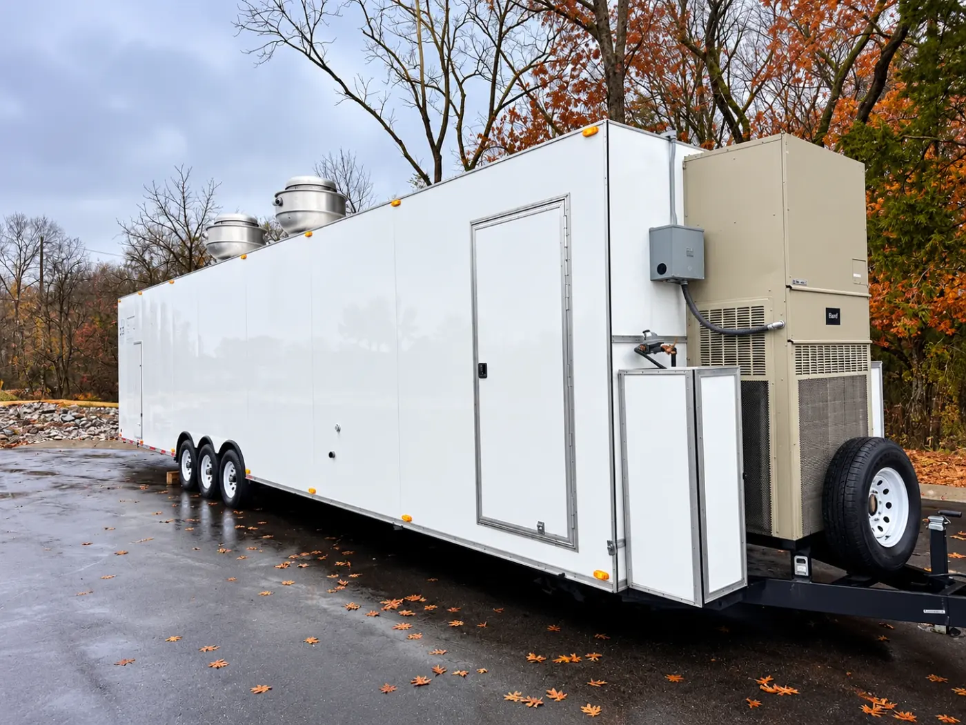 Side of a 40ft mobile combo kitchen trailer with its rooftop equipment